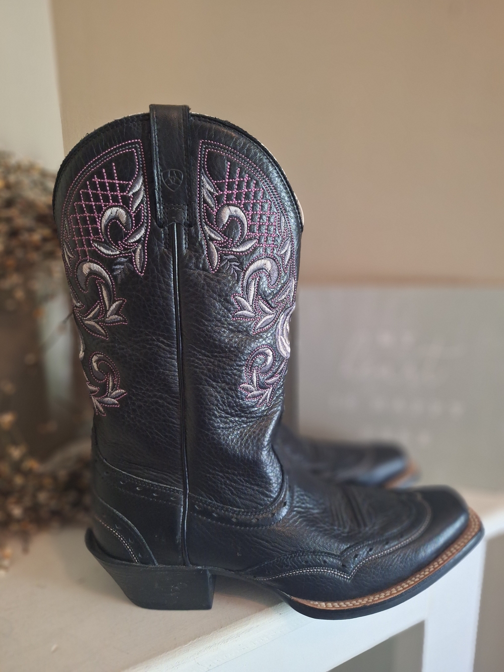 🪻 Ariat Women’s Black Leather Cowboy Boots Purple Embroidered Rose 8.5 - Picture 2 of 14